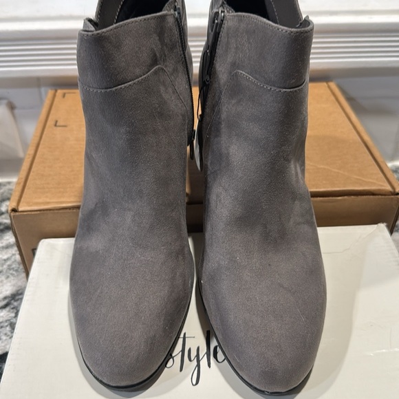 NWT size 11M boots. - Picture 6 of 9